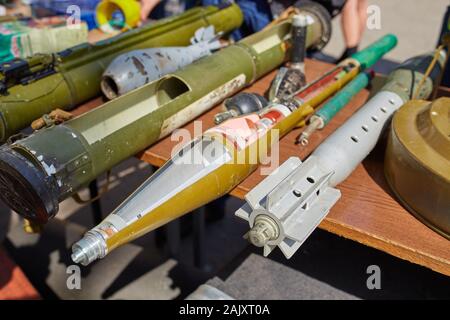 Un mortaio miniera e una mano lanciagranate presso lo stand. Armi di guerra in Ucraina Foto Stock