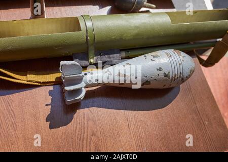 Un mortaio miniera e una mano lanciagranate presso lo stand. Armi di guerra in Ucraina Foto Stock