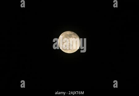 Nei pressi di luna piena nel cielo notturno Foto Stock