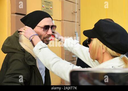 Pilsen, Repubblica Ceca. 06 Jan 2020.ritirato calciatore ceco Tomas Repka, sinistra, che ha giocato nella squadra nazionale nel 1994-2001, lascia in prigione a Pilsen, Repubblica Ceca, il 6 gennaio 2020. La sua ragazza Katerina Kristelova, a destra, va ad abbracciarlo dopo la liberazione condizionale. Il Plzen corte regionale ha deciso di rilasciare Repka dal carcere in libertà condizionale a porte chiuse. Lo scorso anno, Repka è stato condannato a 2 anni e mezzo dietro le sbarre per appropriazione indebita di una lussuosa auto, Internet gli attacchi contro la sua ex moglie e ostruire l'esecuzione di una decisione ufficiale. Foto Stock