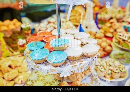 Eclairs con caramello sul contatore in fiera Foto Stock