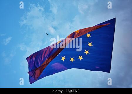 Salire in cielo la più grande bandiera dell'Unione europea nel mondo Foto Stock