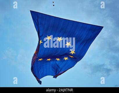 Salire in cielo la più grande bandiera dell'Unione europea nel mondo Foto Stock