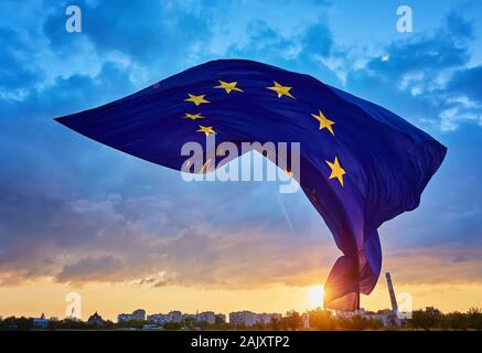 Salire in cielo la più grande bandiera dell'Unione europea nel mondo Foto Stock