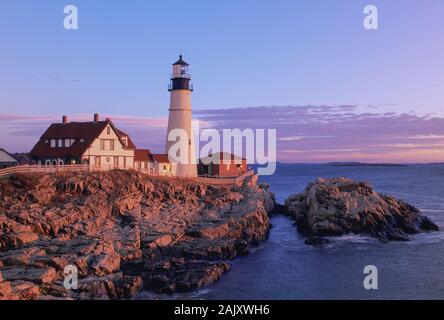 Portland Head Lighthouse a sunrise. Cape Elizabeth, Maine. Foto Stock