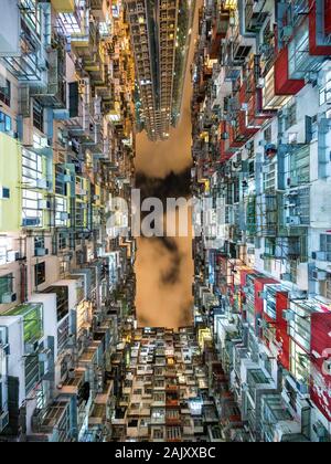 Hong Kong, Cina, vista di edifici residenziali in uno del mondo più popolosa città. Foto Stock