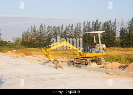 Piccolo Escavatore cingolato benna di scavo per la costruzione di alta velocità tangenziale in direzione Porto Laemchabang. Foto Stock