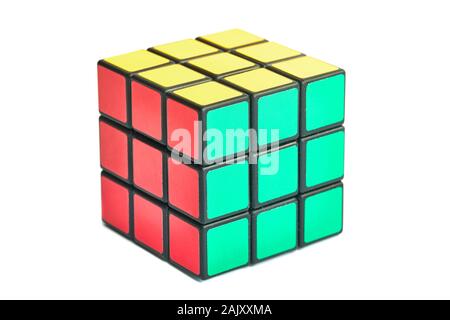 Cubo di Rubik su bianco Foto Stock