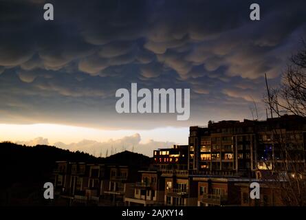 Guiyang, della Cina di Guizhou. Il 6 gennaio, 2020. Nuvole Mammatus sono visti su Guiyang, nel sud-ovest della Cina di Guizhou, Gennaio 6, 2020. Credito: Liu Xu/Xinhua/Alamy Live News Foto Stock