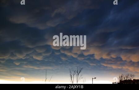 Guiyang, della Cina di Guizhou. Il 6 gennaio, 2020. Nuvole Mammatus sono visti su Guiyang, nel sud-ovest della Cina di Guizhou, Gennaio 6, 2020. Credito: Liu Xu/Xinhua/Alamy Live News Foto Stock