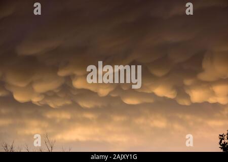 Guiyang, della Cina di Guizhou. Il 6 gennaio, 2020. Nuvole Mammatus sono visti su Guiyang, nel sud-ovest della Cina di Guizhou, Gennaio 6, 2020. Credito: Liu Xu/Xinhua/Alamy Live News Foto Stock