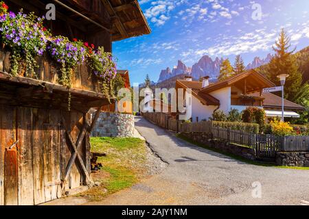 Street View di Santa Maddalena (Santa Magdalena) villaggio, Val di Funes, regione Trentino Alto Adige, Alto Adige, Italia, Europa. Santa Maddalena Foto Stock