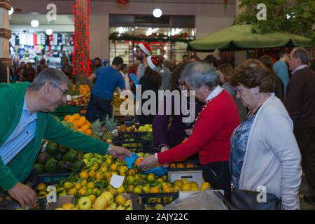 FUNCHAL, Portogallo - Dicembre 2019: tipico movimento di persone a 'Noite do mercado d'acquisto degli ortofrutticoli e fiori nella città di Funchal, Madeira, Por Foto Stock