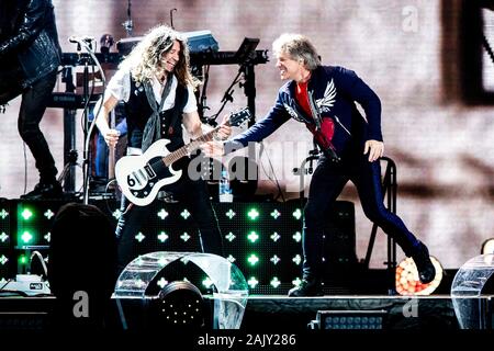 Soenderborg, Danimarca. 11th, Giugno 2019. La American rock band Bon Jovi esegue un concerto dal vivo a Slagmarken in Soenderborg. Qui il cantante e musicista Jon Bon Jovi è visto dal vivo sul palco con il chitarrista Phil X. (Photo credit: Gonzales foto - Lasse Lagoni). Foto Stock