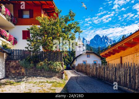 Street View di Santa Maddalena (Santa Magdalena) villaggio, Val di Funes, regione Trentino Alto Adige, Alto Adige, Italia, Europa. Santa Maddalena Foto Stock