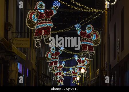 FUNCHAL, Portogallo - Dicembre 2019: Natale strade nella città di Funchal con le luci di Natale mentre i turisti e gente locale attorno a piedi. Foto Stock