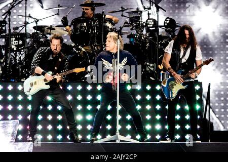 Soenderborg, Danimarca. 11th, Giugno 2019. La American rock band Bon Jovi esegue un concerto dal vivo a Slagmarken in Soenderborg. Qui il cantante e musicista Jon Bon Jovi è visto dal vivo sul palco con i chitarristi John Shanks (L) e Phil X (R). (Photo credit: Gonzales foto - Lasse Lagoni). Foto Stock