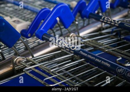 Tesco carrelli al di fuori di un ramo della Tesco Extra store nel nord di Londra. Foto Stock