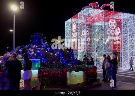 FUNCHAL, Portogallo - Dicembre 2019: Natale strade nella città di Funchal con le luci di Natale mentre i turisti e gente locale attorno a piedi. Foto Stock