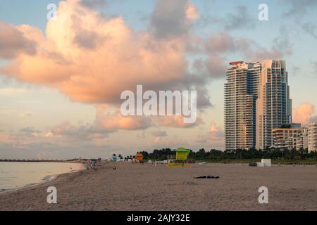 Miami Beach all'alba in una tranquilla mattinata estiva (Miami, Florida, USA) Foto Stock