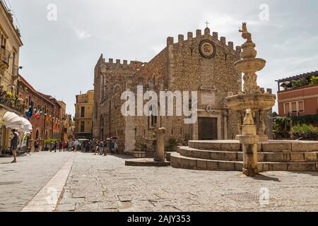 Taormina Sicilia, Italia - 9 Luglio 2019: vista architettonico della fontana e la basilica in Piazza Duomo Foto Stock