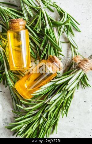 Olio essenziale di rosmarino in bottiglie di vetro. Foto Stock
