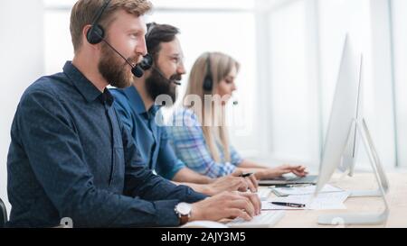 Gruppo di centro business consultants lavora nel call center Foto Stock