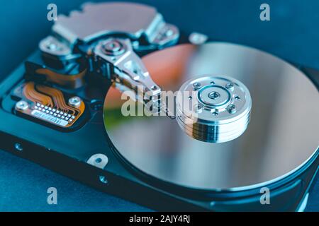 Unità disco rigido platter.smontato il disco rigido dal computer con effetto specchio. Unità disco rigido. Dettaglio della scrittura/lettura di testa sul braccio attuatore ed asse, sp Foto Stock