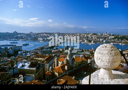 Istanbul, turco, Capitol è situato presso il Bosforo, il waterchannel tra il Mar Nero e il Mar mediteranea. Foto Stock