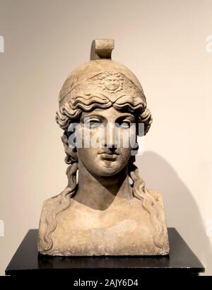 Athena, busto in marmo. I secolo A.C. Copia di un originale greco. Peristilio rettangolare di Villa dei Papiri. Ercolano, Campania, Italia. Foto Stock