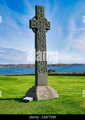 Una croce celtica presso la storica Abbazia di Iona nelle Ebridi Interne, Scotland, Regno Unito Foto Stock