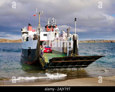 La MV Loch Buie si prepara a sbarcare -- il rotolo sul roll off traghetto che corre attraverso il suono di Iona che trasportano passeggeri e veicoli tra i Foto Stock