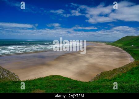Rhossili Bay beach sulla Penisola di Gower nel Galles del Sud nel Regno Unito, in una giornata di sole in estate. Foto Stock