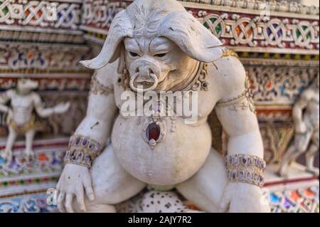 Yan Nawa, Bangkok / Tailandia / dicembre 22, 2019 : Wat Pariwat. Incredibile e posto strano. Ci sono un sacco di fatto a mano sculture all'esterno wal Foto Stock