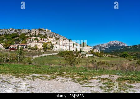 Il villaggio Trigance nelle gole del Verdon, Gorges du Verdon, un paesaggio fantastico del famoso canyon con alte rocce calcaree nelle Alpi francesi, Provenza, Fra Foto Stock