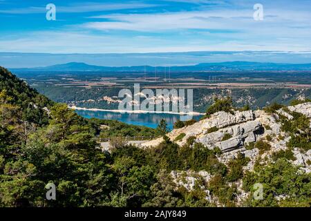 Verdon Gorge, Gorges du Verdon, un paesaggio fantastico del famoso canyon con avvolgimento turchese-colore verde fiume e alte rocce calcaree in francese al Foto Stock