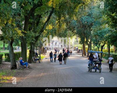 Gli italiani rilassarsi e godere del tempo libero nel parco di Villa Borghese a Roma in un pomeriggio soleggiato in autunno. Foto Stock