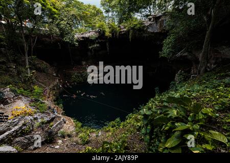 Ammira le acque cristalline e blu di un tipico cenota messicano (Zaci Cenote) a Valladolid vicino a Cancun (Penisola dello Yucatan, Messico, America) Foto Stock