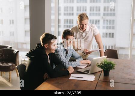 Professional business team di giovani startupers talk lavorano insieme condividere idee Foto Stock