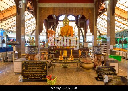 Yan Nawa, Bangkok / Tailandia / Novembre 22, 2019 : Wat Dan. Templi buddisti che sotto la ricostruzione. La vista a la curva del fiume Chao Phraya Foto Stock