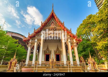 Yan Nawa, Bangkok / Tailandia / Novembre 22, 2019 : Wat Dan. Templi buddisti che sotto la ricostruzione. La vista a la curva del fiume Chao Phraya Foto Stock