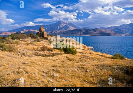 La Cattedrale Armena della Santa Croce sull isola Akdamar sul lago Van. Il lago di Van è il lago più grande in Turchia. Foto Stock