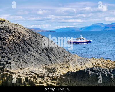 Colonne di raccordare basalto vulcanico di roccia in cui i giunti verticali formano colonne poligonale sull isola di staffa, Ebridi Interne, Scotland, Regno Unito Foto Stock