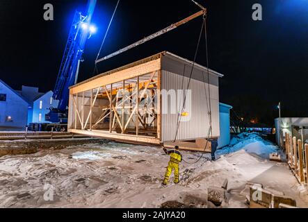 Lo spostamento di un manufatto prefabbricato in cornice di legno house, Reykjavik, Islanda Foto Stock