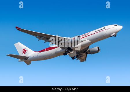 Parigi, Francia - Agosto 15, 2018: Air Algerie Airbus A330 aereo all'aeroporto di Parigi Orly (ORY) in Francia. Airbus è un costruttore di aeromobili da Toulo Foto Stock