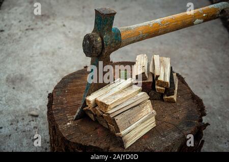 Vecchio canto ax con pezzi di legno.pronto per accendere il fuoco o il barbecue. Foto Stock