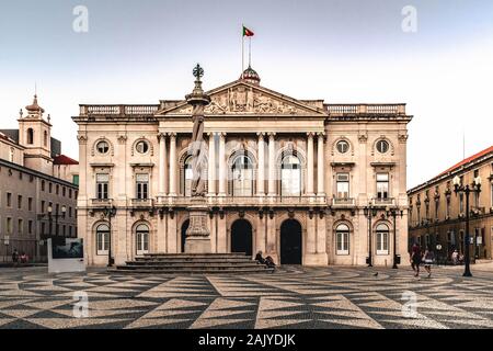 Senzatetto uomo seduto su una scalinata di gogna nella parte anteriore del Municipio di Lisbona. Foto Stock