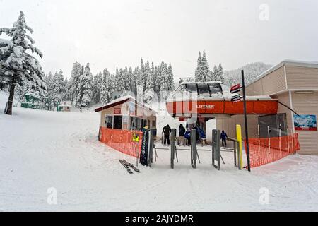 La stazione della seggiovia a Kartalkaya Ski Center in Turchia. Neve fresca di alberi di copertura sul primo giorno del nuovo anno. Gli ascensori sono vuoti in apertura di stagione. Foto Stock