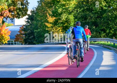 Escursioni in bicicletta la mobilità su inner-city road Foto Stock