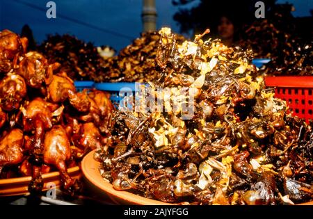 Insetti fritti sono delicassies per persone in Pnom Penh Foto Stock